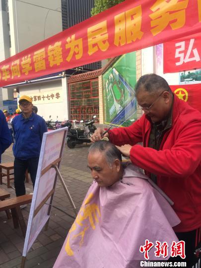 廣西柳州一工廠堅(jiān)持學(xué)雷鋒50余載 祖孫三代齊上陣，健康咨詢服務(wù)成佳話